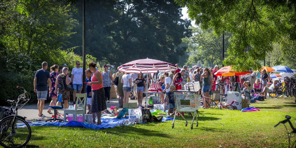 Kleedjesmarkt in Burgemeester Baxpark Zomerparkdag 2022- foto: Peter den Ouden