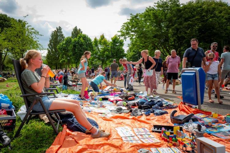 Kleedjesmarkt tijdens Zomerparkdag 2022 - foto: Peter den Ouden