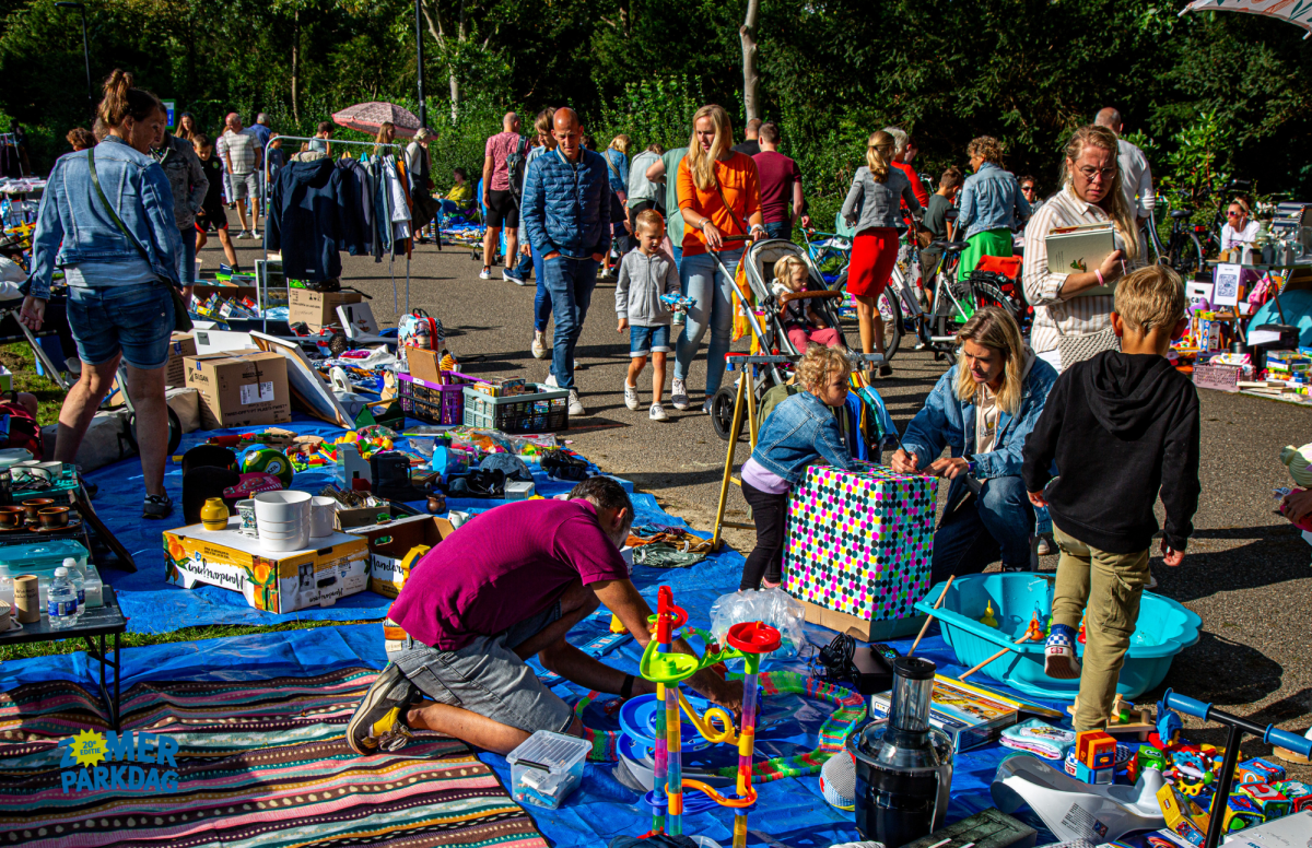 Kleedjesmarkt in Burgemeester Baxpark tijdens Zomerparkdag 2023