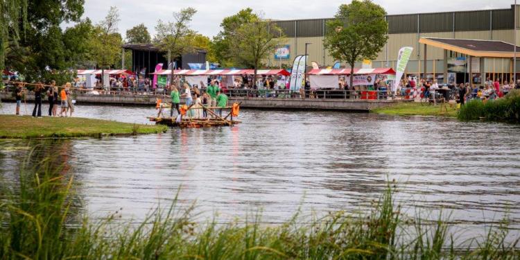 Op een vlot door het Burgemeester Baxpark - Zomerparkdag 2022