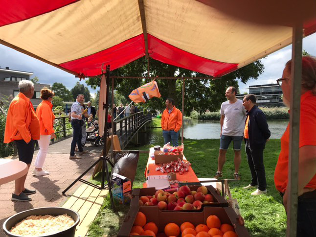 Kraam Oranjevereniging Wilhelmina-Juliana tijdens Zomerparkdag 2023