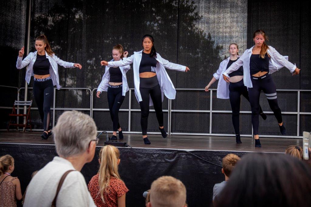 Demonstratie op podium Burgemeester Hofplein, Zomerparkdag 2022