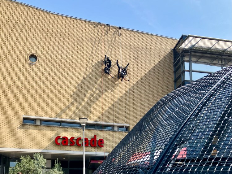 Abseilende politieagenten van Cascade - foto: gemeente Hendrik-Ido-Ambacht