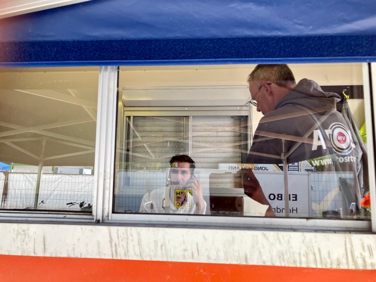 Wethouder Steven van Die wordt geïnterviewd door ATOS RADIO - foto: gemeente Hendrik-Ido-Ambacht