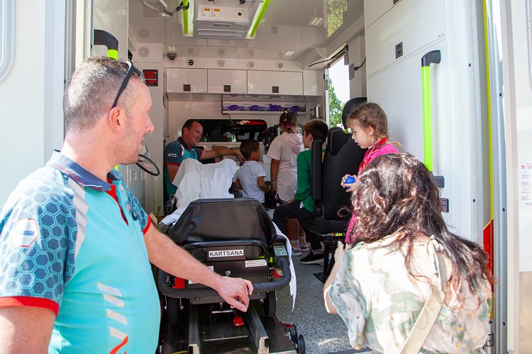 Kijkje in de ambulance. Onder deze omstandigheden alleen maar leuk en interssant! - foto: Cees van Meerten/FotoExpressie