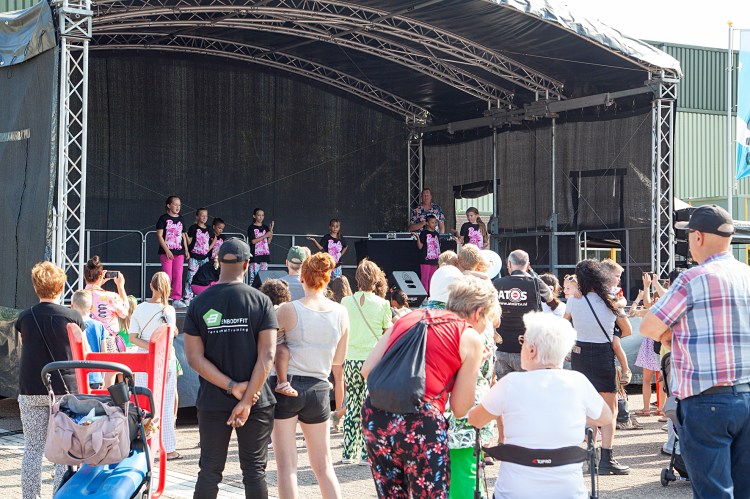 Just Dymph Kids op het podium - foto: Cees van Meerten/FotoExpressie