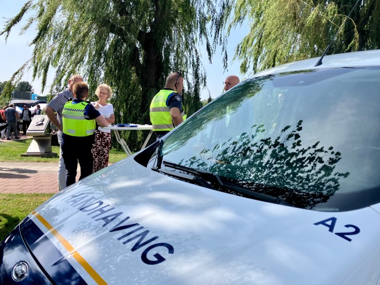 Handhaving op het plein van de hulpdiensten - foto: gemeente Hendrik-Ido-Ambacht