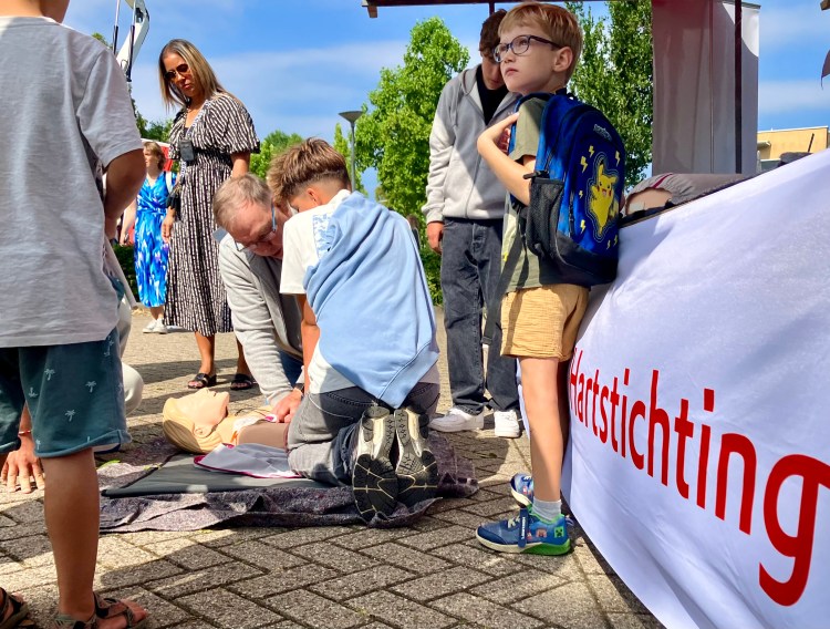Hartstichting leert het publiek reanimeren - foto: gemeente Hendrik-Ido-Ambacht