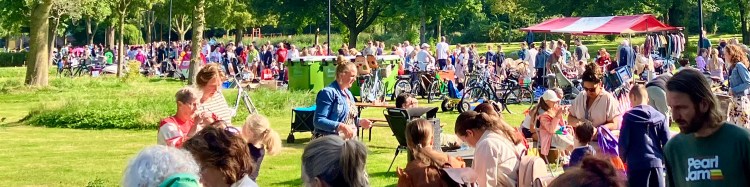 Kleedjesmarkt slingerend door Burgemeester Baxpark - foto: gemeente Hendrik-Ido-Ambacht