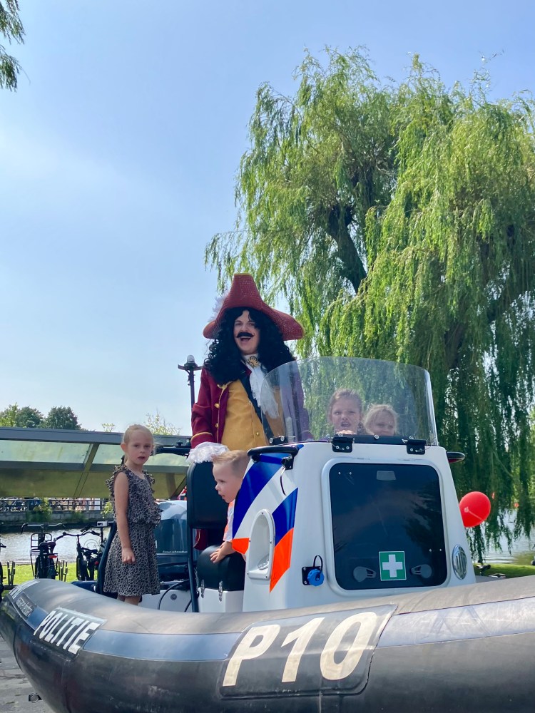 Op de politieboot met een piraat! - foto: gemeente Hendrik-Ido-Ambacht
