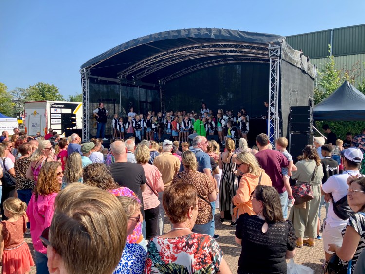 Zinge! op het podium met presentator Bradley - foto: gemeente Hendrik-Ido-Ambacht