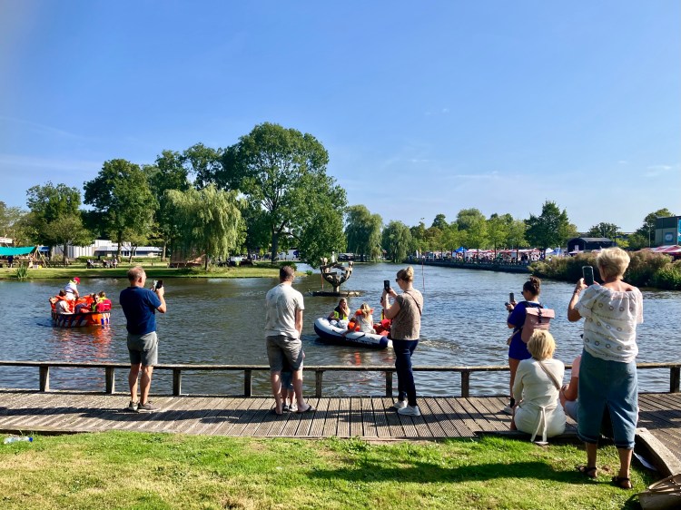 Lekker varen op de vijver in het Baxpark met de Reddingsbrigade en/of scouting - foto: gemeente Hendrik-Ido-Ambacht