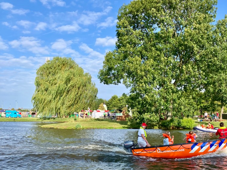 Lekker varen op de vijver in het Baxpark met de Reddingsbrigade en/of scouting - foto: gemeente Hendrik-Ido-Ambacht