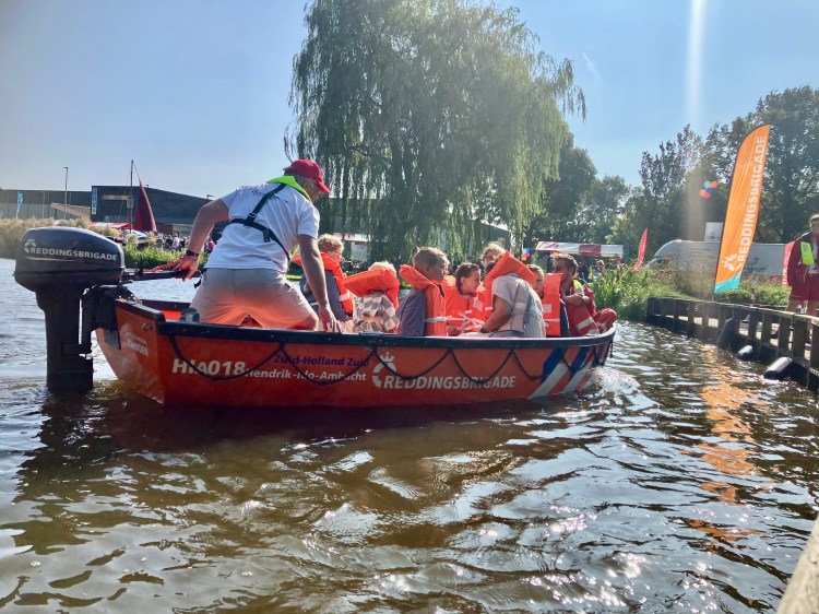 Lekker varen op de vijver in het Baxpark met de Reddingsbrigade - foto: gemeente Hendrik-Ido-Ambacht