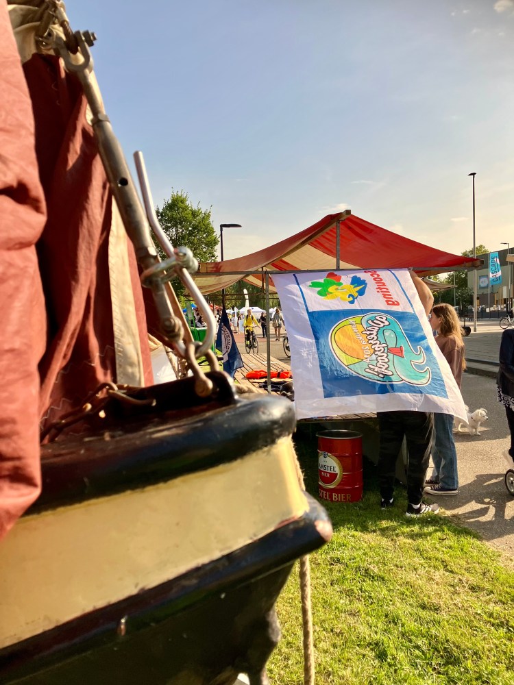 Scouting heeft een lelievlet meegenomen en is druk bezig ana het opbouwen van de kraam - foto: gemeente Hendrik-Ido-Ambacht