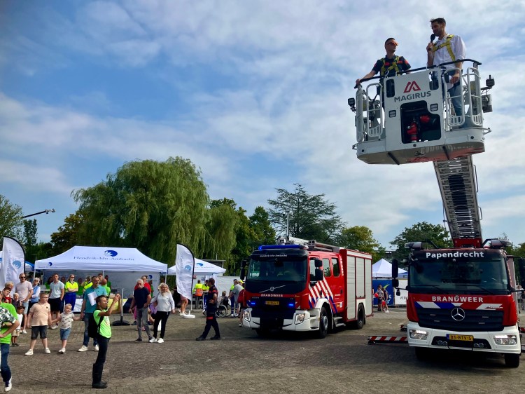 Wethouder Steven van Die gaat met een hoogwerker van de brandweer de lucht in om de hele Zomerparkdag (en meer) te kunnen zien - foto: gemeente Hendrik-Ido-Ambacht