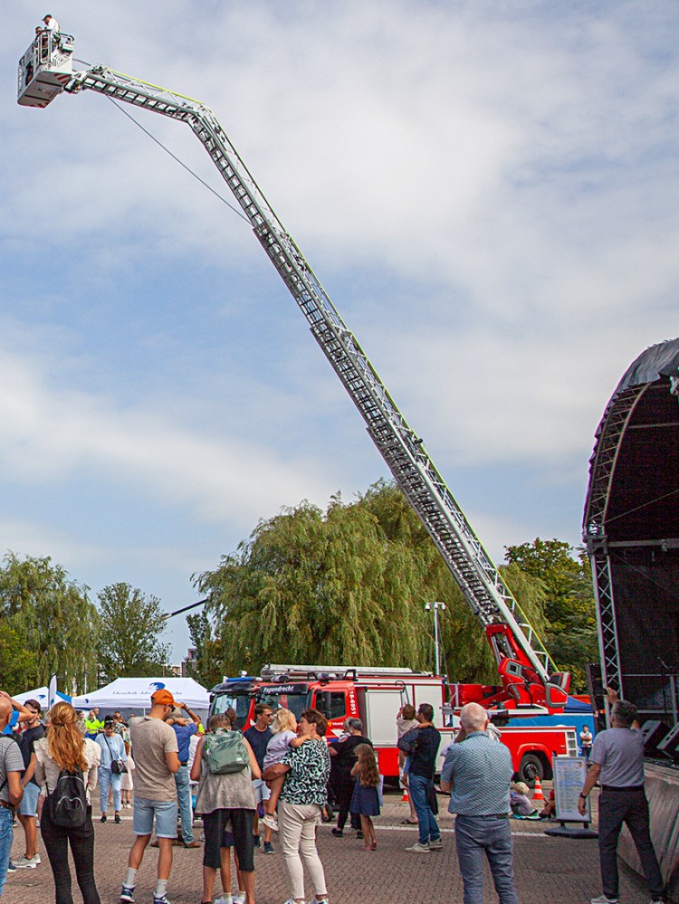 Wethouder Steven van Die in hoogwerker brandweer - foto: Cees van Meerten FotoExpressie