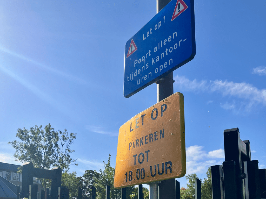 Parkeerterrein bij Gemeentehuis tot 1800 uur open