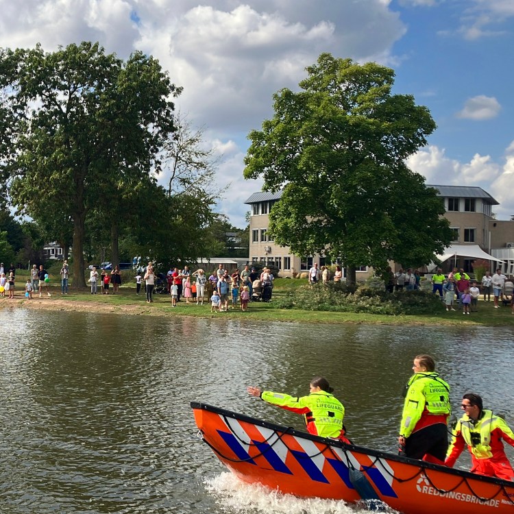 Reddingsbrigade Hendrik-Ido-Ambacht in actie
