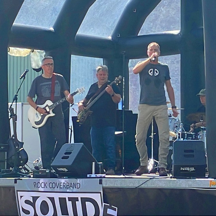 Rock Coverband Solid live op het hoofdpodium