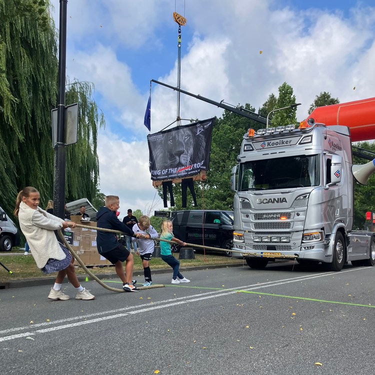 Vrachtwagen trekken bij Oranjevereniging Wilhelmina-Juliana