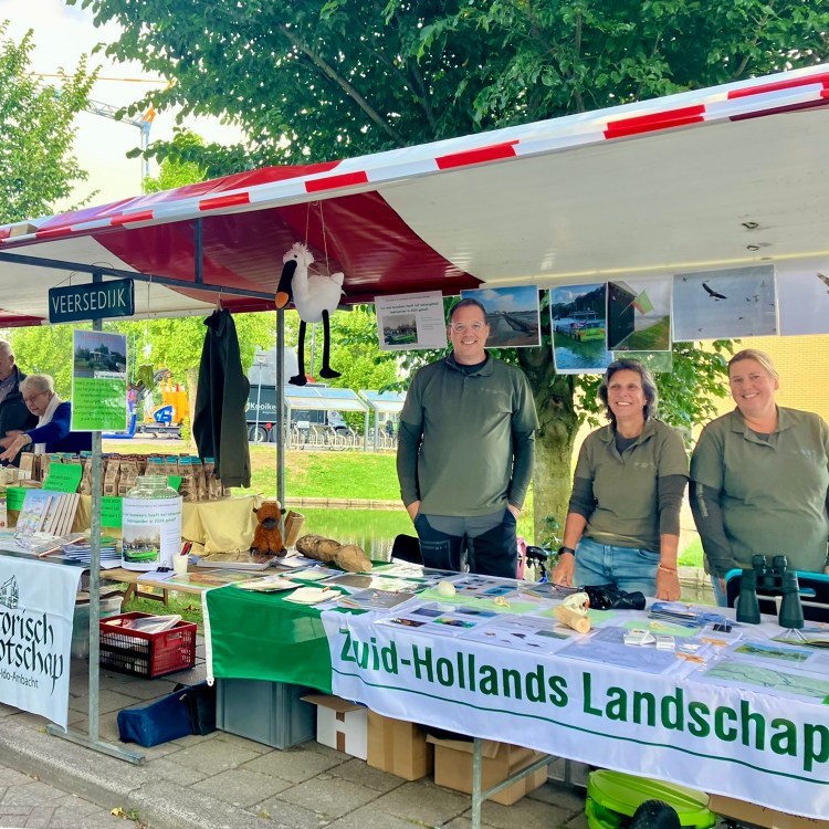 Tientallen vrijwilligersverenigingen presenteren zich, waaronder Zuid-Hollands Landschap (Beheerder van Crezéepolder en Sophiapolder) enHistorisch Genootschap Hendrik-Ido-Ambacht.