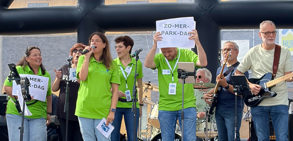 Wethouder zingt publiek toe met behulp van band Belly Button